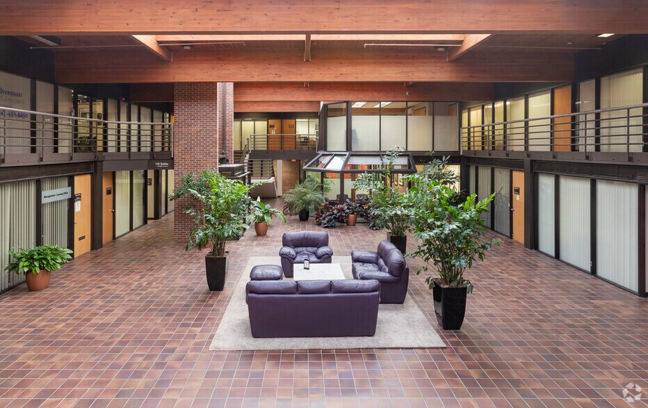 More Photos Of 175 Olde Half Day Rd, Lincolnshire Office For Lease