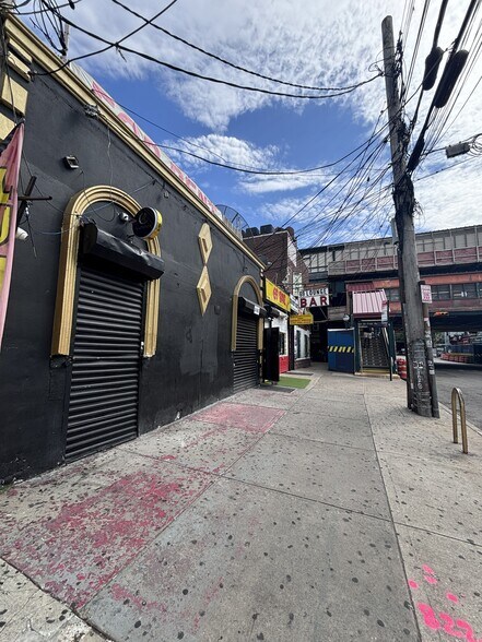 More Photos Of 3819 69th St, Woodside Bar For Lease