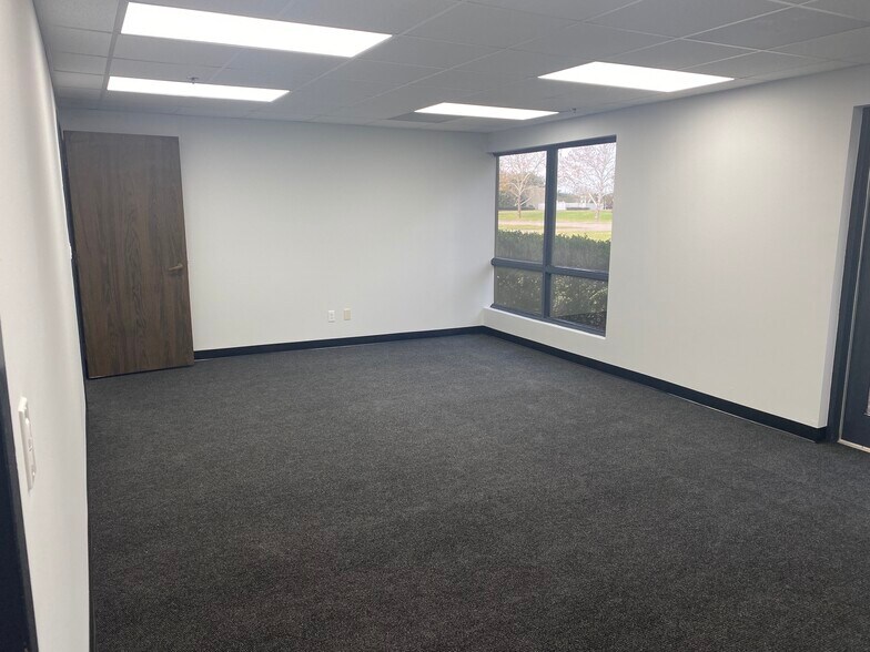 More Photos Of 10450 Corporate Dr, Sugar Land Manufacturing For Sale