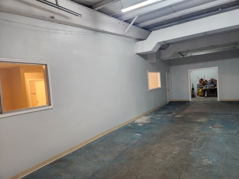 More Photos Of 17610 Hufsmith Kohrville Rd, Tomball Industrial For Lease