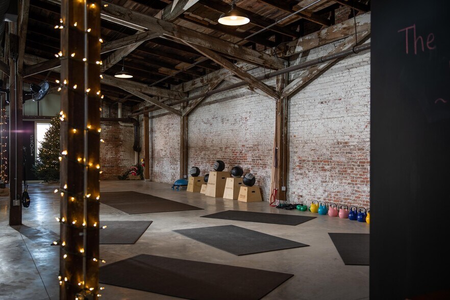 More Photos Of 160 Tracy St, Athens Flex For Lease