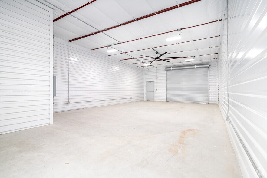 More Photos Of 3822 SE Military Dr, San Antonio Unknown For Lease