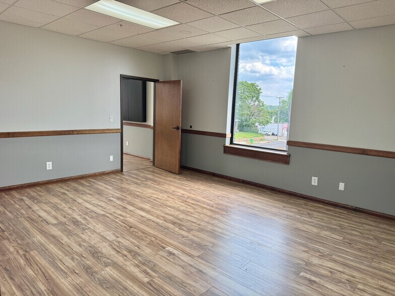 More Photos Of 641 Lincoln Way W, Massillon Showroom For Lease