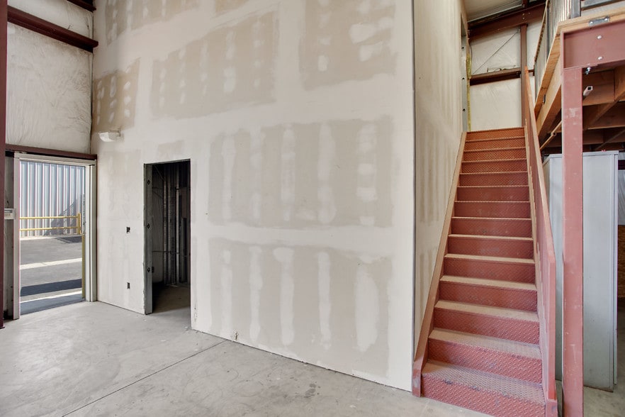 More Photos Of 138 Coremark Ct, Bakersfield Service For Lease