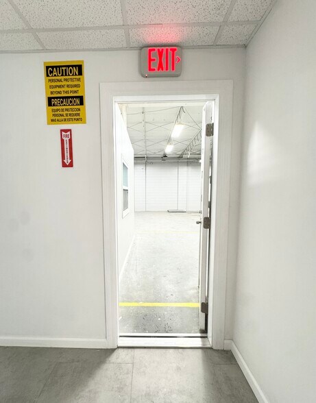 More Photos Of 3160 N 46th Ave, Saint Petersburg Warehouse For Sale