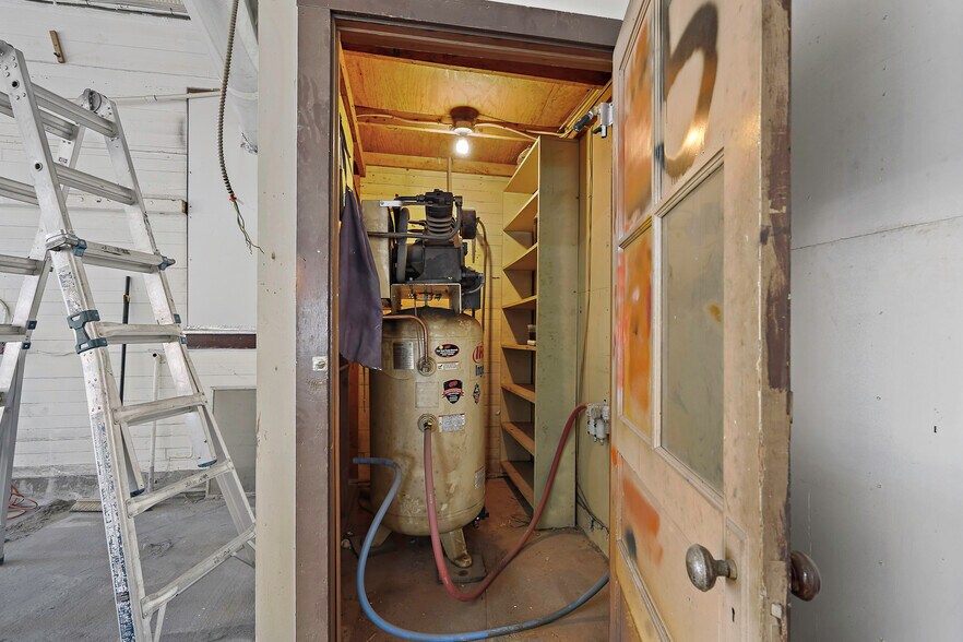 More Photos Of 43 E Colonial Hwy, Hamilton Restaurant For Sale