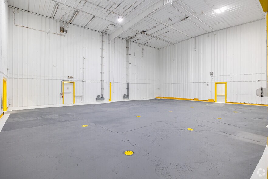 More Photos Of 4206 Mercantile Ave, Naples Distribution For Lease