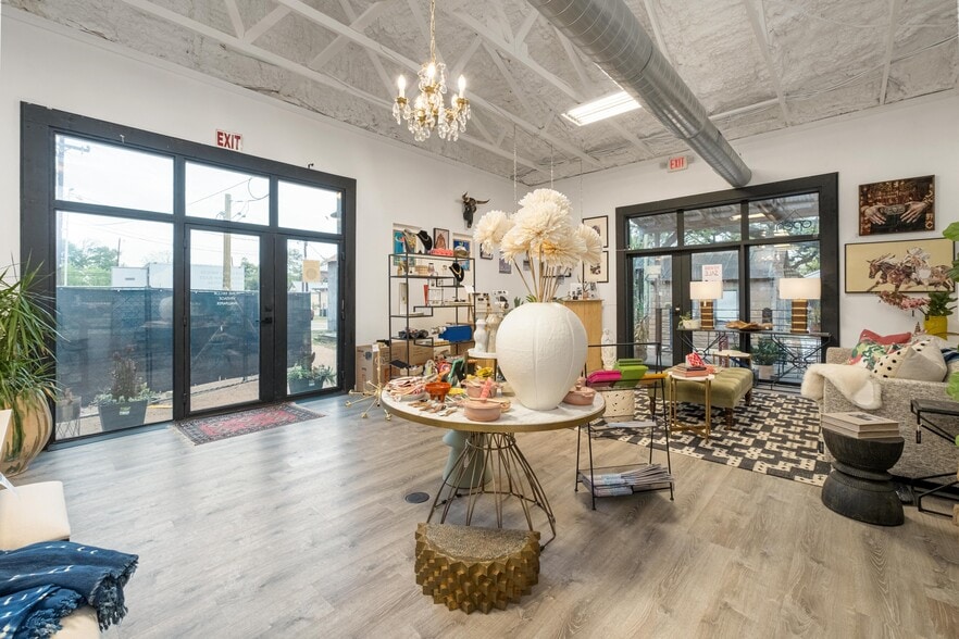 More Photos Of 330 W Mercer St, Dripping Springs Freestanding For Lease