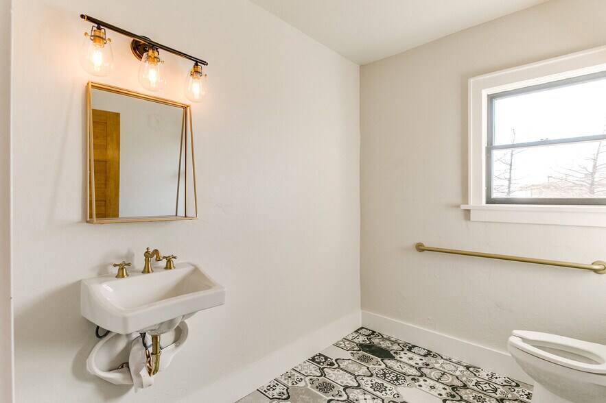 More Photos Of 608 E Eubanks St, Oklahoma City Office For Sale