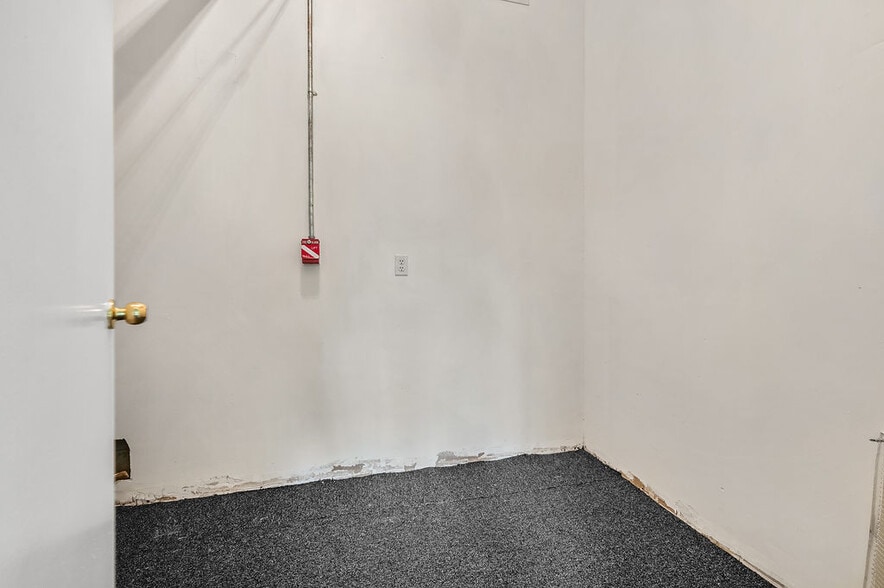 More Photos Of 1142A S Railroad Ave, Staten Island Office For Sale