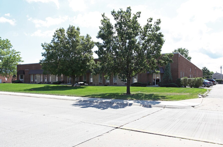 More Photos Of 3451-3453 Commercial Ave, Northbrook Warehouse For Lease