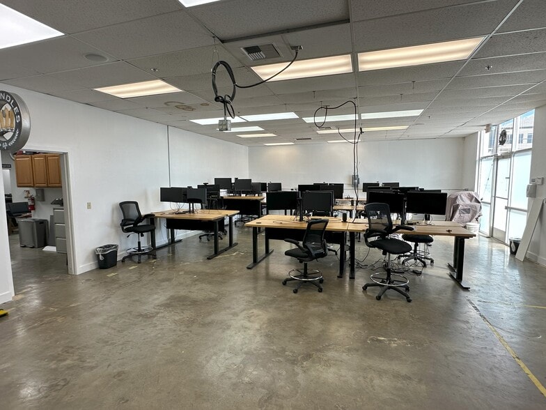 More Photos Of 2123 W Elmore St, Seattle Warehouse For Lease