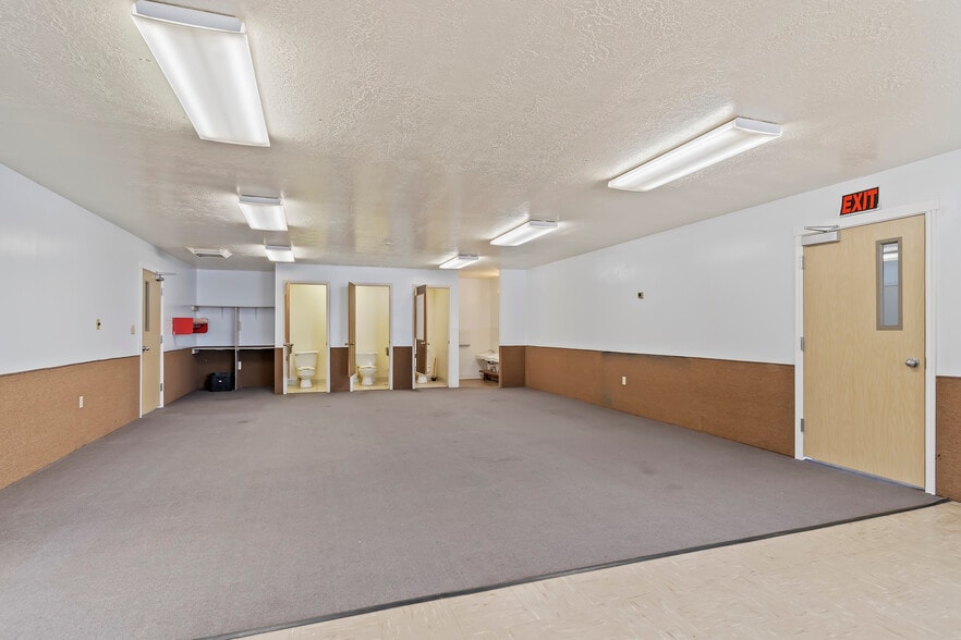 More Photos Of 2182 N Hill Field Rd, Layton Storefront Retail Office For Lease