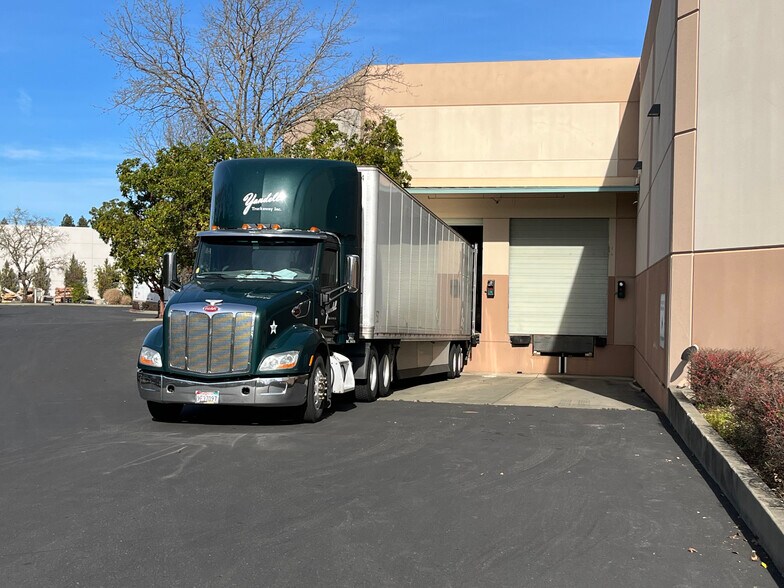 More Photos Of 830 Denbeste Ct, Windsor Warehouse For Lease