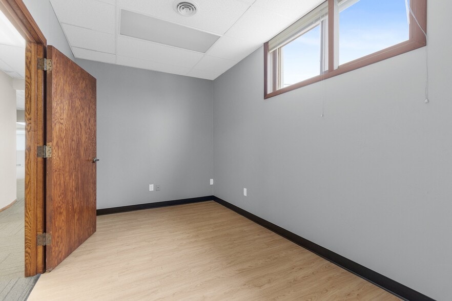 More Photos Of 621 W Lawrence St, Appleton Office For Lease