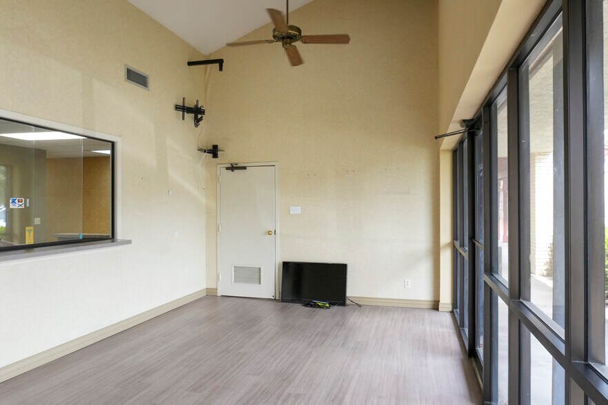 More Photos Of 2201 Cleo St, Corpus Christi Office For Sale