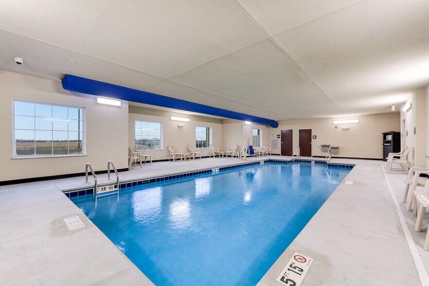 More Photos Of 805 York Dr, Cozad Hotel For Sale