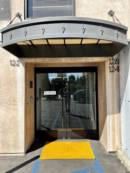 More Photos Of 122-126 E Olive Ave, Burbank Storefront Retail Office For Lease