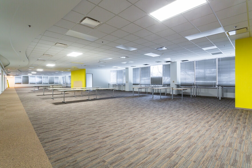 More Photos Of 4 Overlook Pt, Lincolnshire Office For Lease