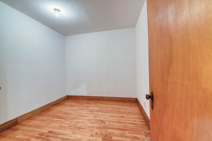More Photos Of 2710 Rue Sherbrooke E, Montréal Apartments For Sale