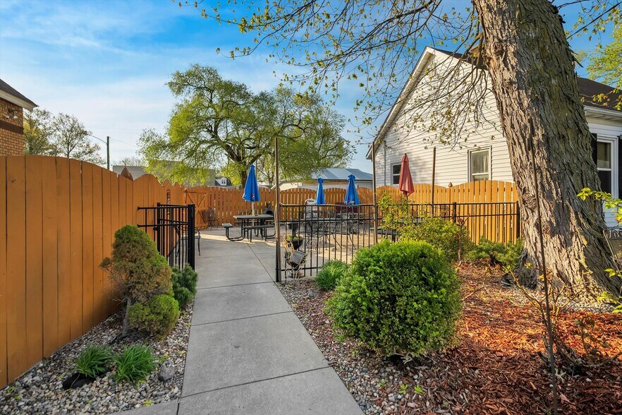 More Photos Of 108 S Old US Route 66, Hamel Restaurant For Sale