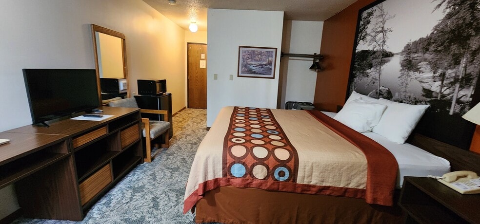 More Photos Of 2702 N Stephenson Ave, Iron Mountain Hotel For Sale
