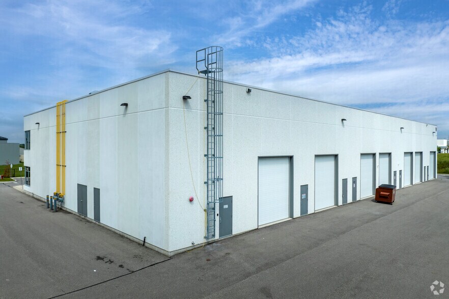 More Photos Of 190 Mostar St, Whitchurch-Stouffville Light Distribution For Lease