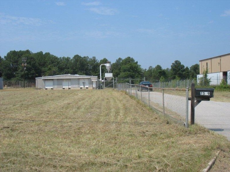 More Photos Of 2569 Stone Mountain Lithonia Rd, Lithonia Warehouse For Lease