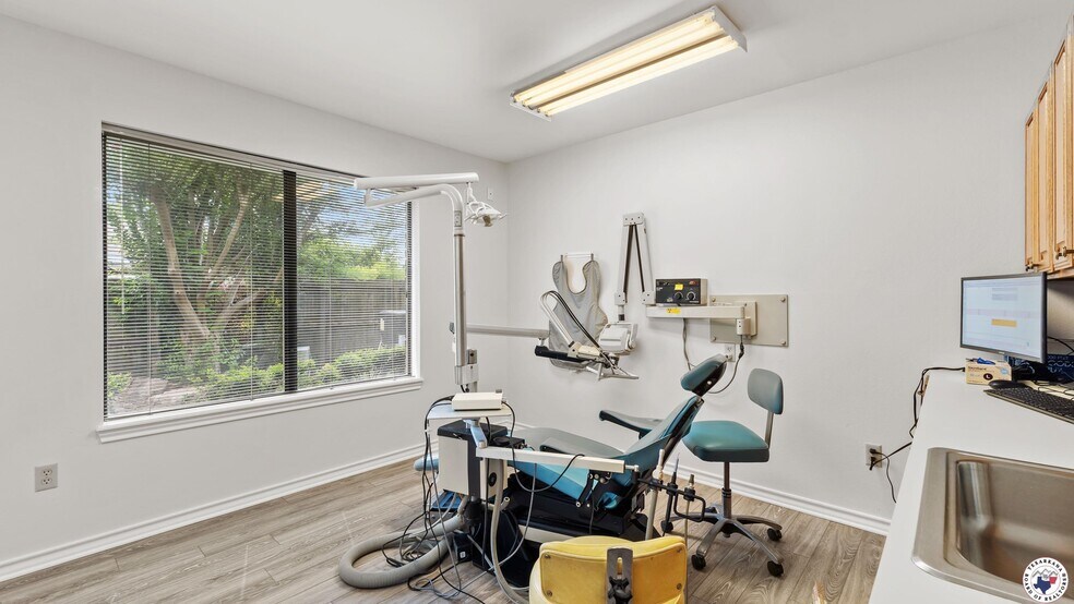 More Photos Of 901 N Kings Hwy, Wake Village Healthcare For Sale