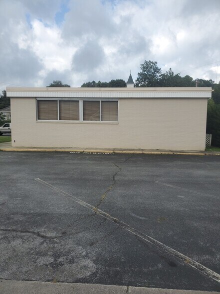 More Photos Of 143 W Riverside Dr, North Tazewell Office For Sale