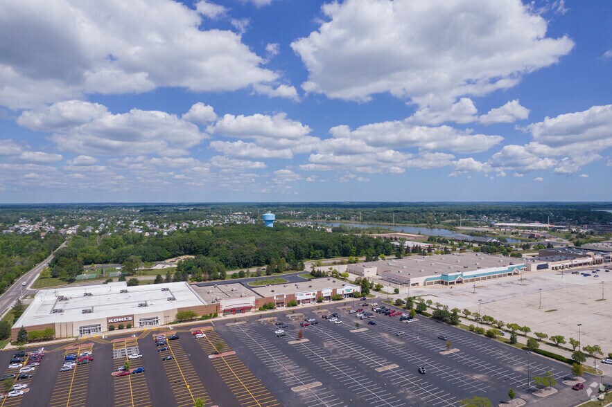 More Photos Of 260 E Rollins Rd, Round Lake Beach Unknown For Lease