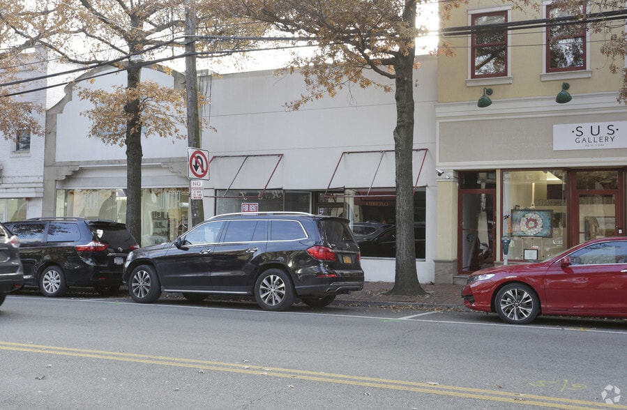More Photos Of 42 Middle Neck Rd, Great Neck Storefront For Lease