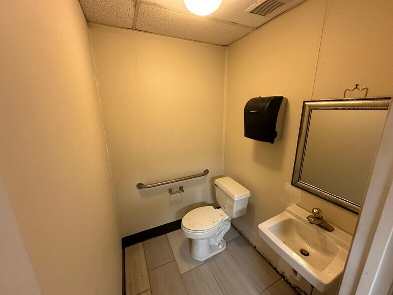 More Photos Of 5609 E Adamo Dr, Tampa Warehouse For Lease