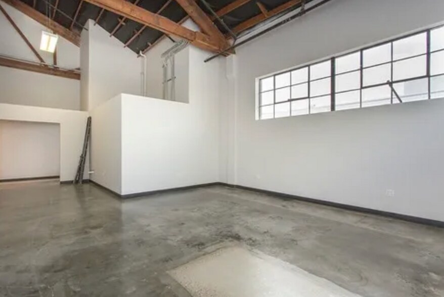 More Photos Of 2117 NE Oregon St, Portland Showroom For Lease