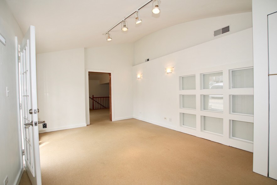 More Photos Of 114-118 E Calhoun St, Woodstock Freestanding For Lease