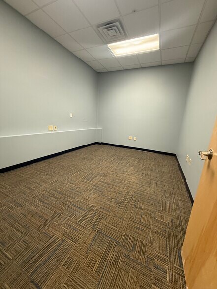 More Photos Of 585 White Mountain Hwy, Milton Storefront For Lease