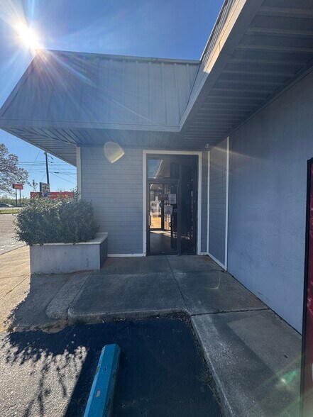 More Photos Of 990 N Daleville Ave, Daleville Warehouse For Sale