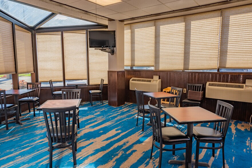 More Photos Of 730 E Jennifer Ln, Sidney Hotel For Sale