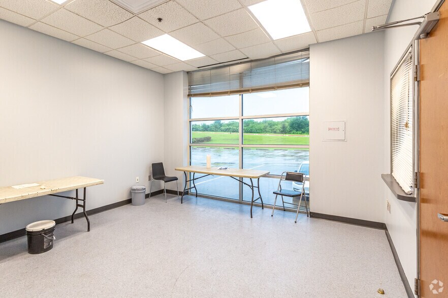 More Photos Of 4001 Adler Dr, Dallas Distribution For Lease