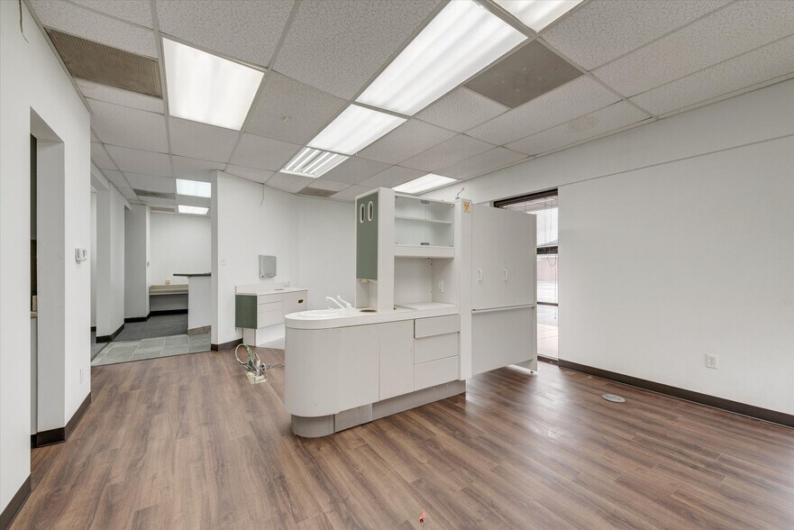 More Photos Of 2701 Osler Dr, Grand Prairie Medical For Sale