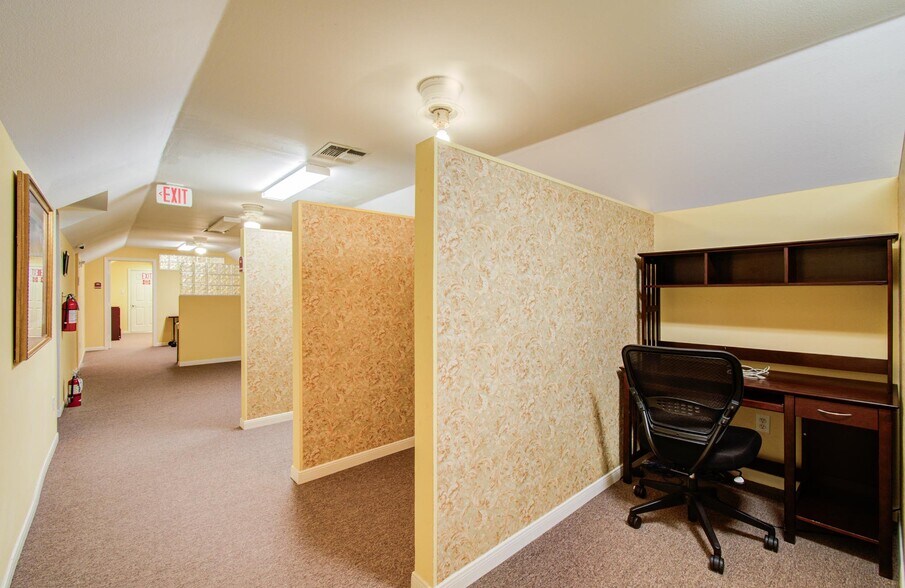 More Photos Of 11201 Steeplepark Dr, Houston Office Residential For Sale