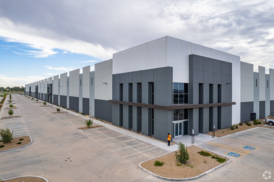 More Photos Of 9400 W Latham St, Tolleson Warehouse For Lease