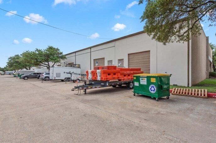 More Photos Of 2120 W Braker Ln, Austin Light Distribution For Lease