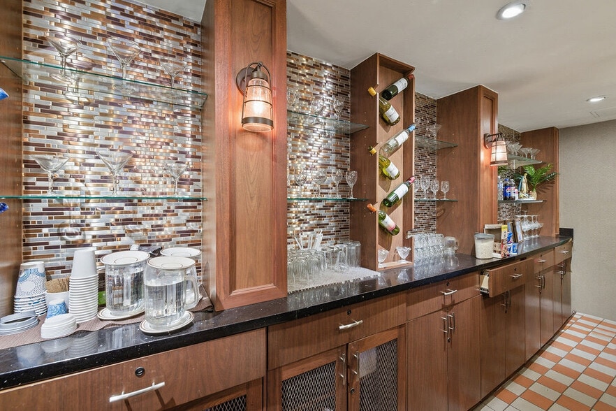More Photos Of 2900 N San Fernando Blvd, Burbank Hotel For Lease