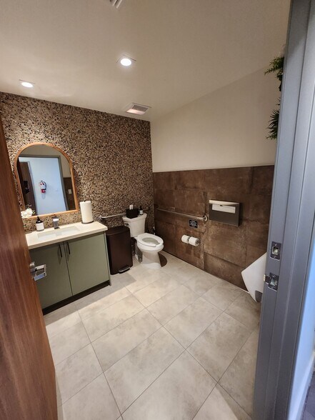 More Photos Of 6630 Foothill Blvd, Tujunga Freestanding For Lease