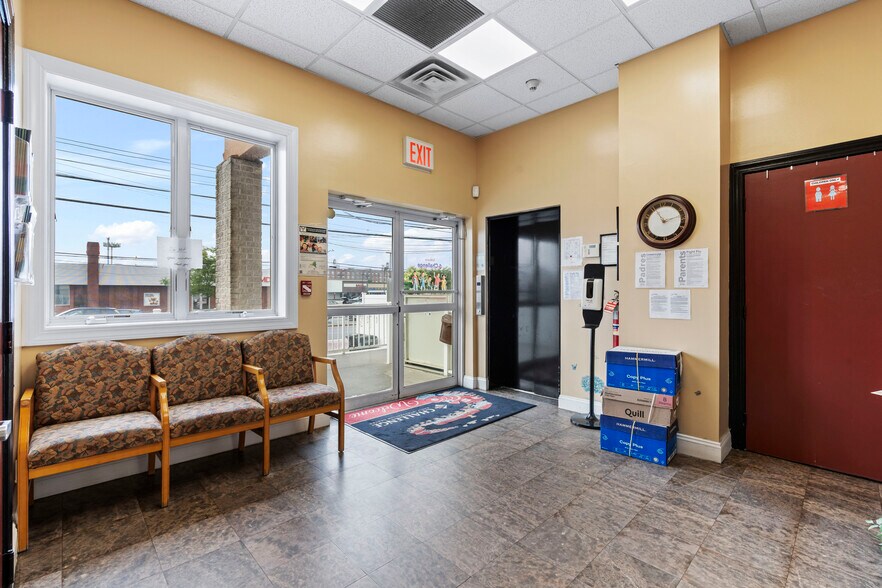 More Photos Of 2707 Hylan Blvd, Staten Island Office For Lease