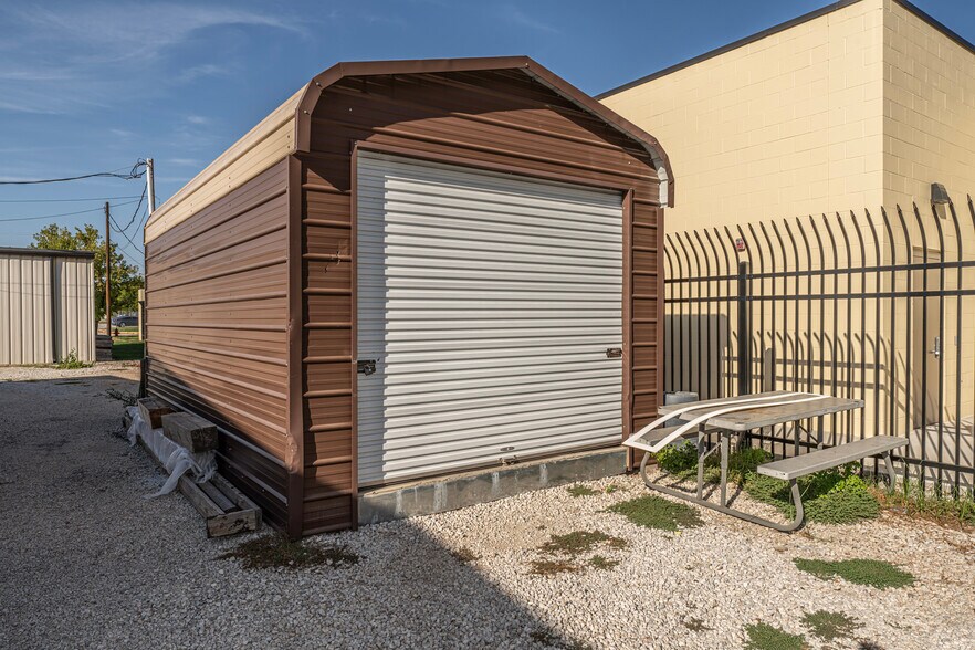 More Photos Of 921 N Lahoma Ave, Norman Light Manufacturing For Sale