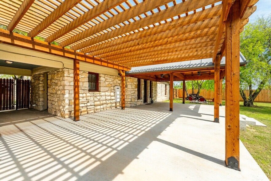 More Photos Of 703 Spring St, Granbury Lodge Meeting Hall For Sale