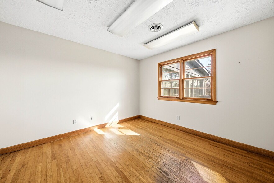 More Photos Of 803 E Broadway Blvd, Jefferson City Warehouse For Sale