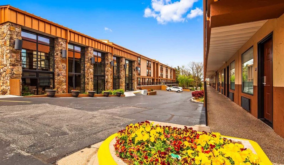 Primary Photo Of 3215 W 76 Country Blvd, Branson Hotel For Sale